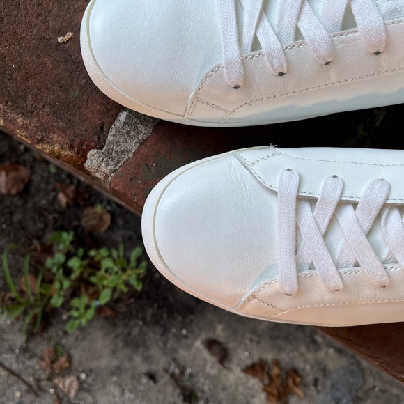 Banana Republic white, casual, leather sneaker in 11M. - Picture 9 of 16